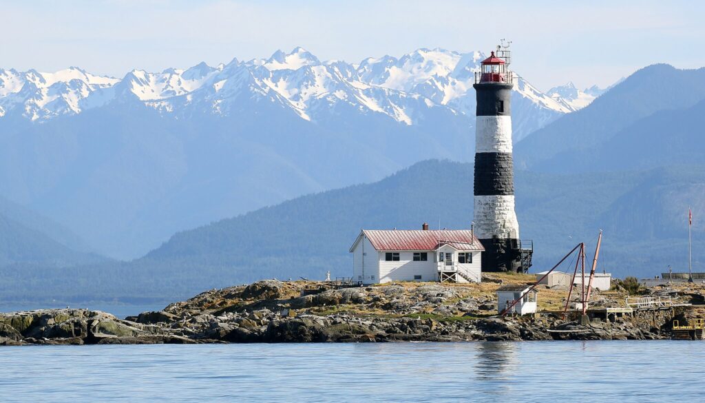 image of light house on the race rocks marine park